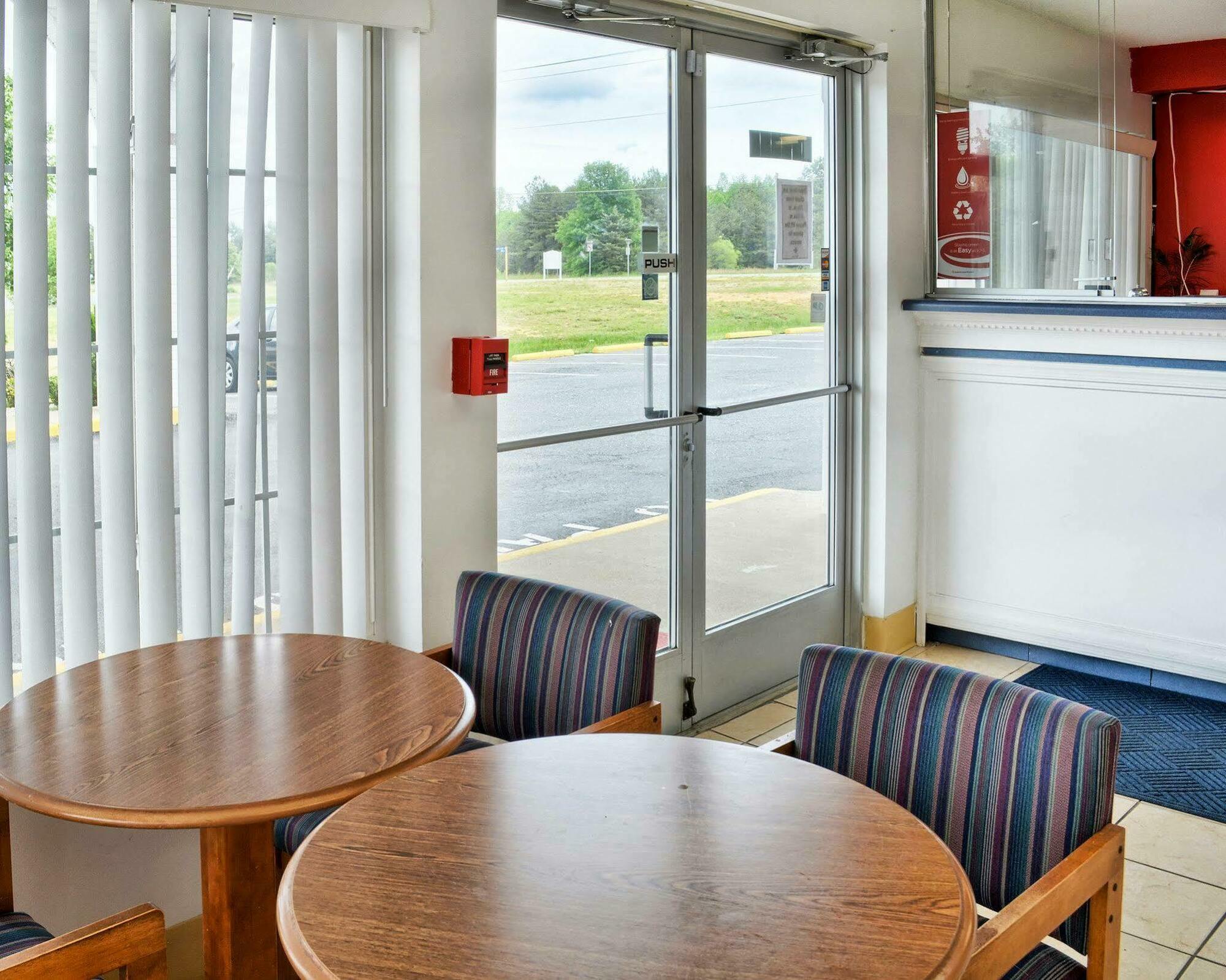Econo Lodge Ruther Glen Buitenkant foto